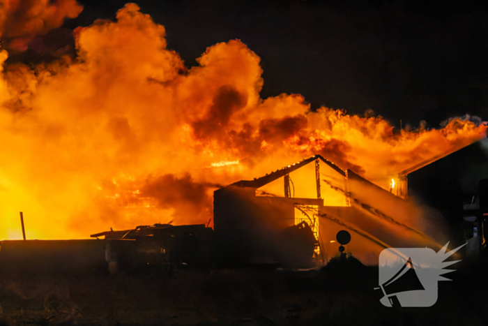 Grote uitslaande brand in loods