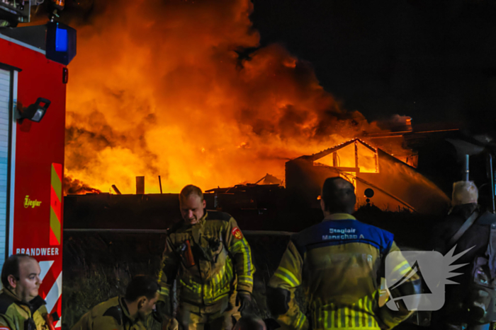 Grote uitslaande brand in loods