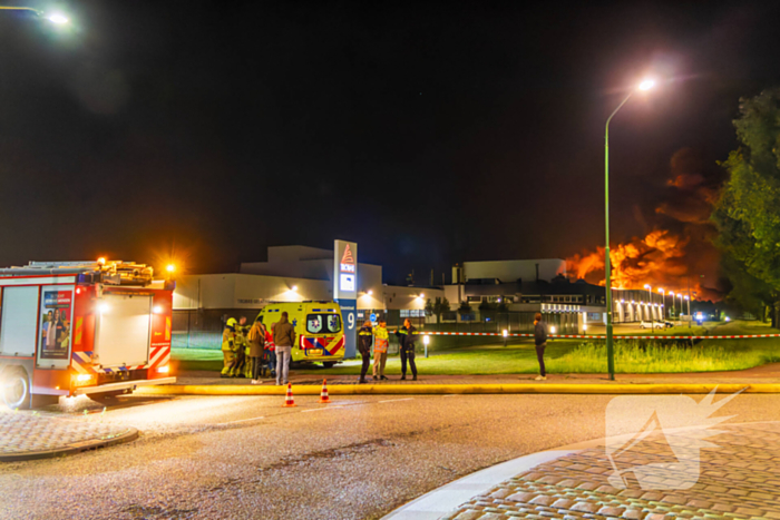 Grote uitslaande brand in loods
