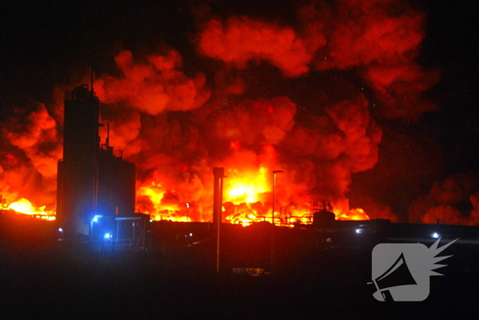 Grote uitslaande brand in loods