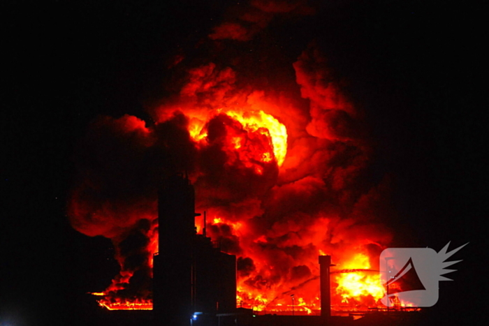 Grote uitslaande brand in loods