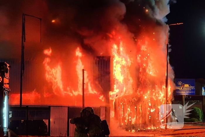 Brand bij autobedrijf in de nachtelijke uren