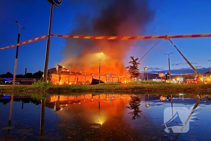 Brand bij autobedrijf in de nachtelijke uren