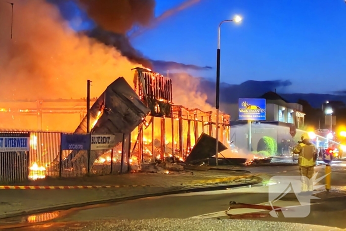 Brand bij autobedrijf in de nachtelijke uren