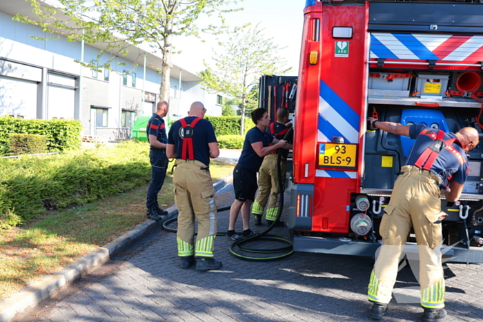 Brandend pluis veroorzaakt buitenbrand