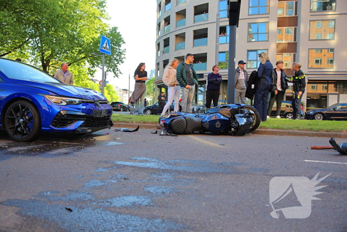 Motorrijder gewond bij botsing, automobilist mee naar bureau