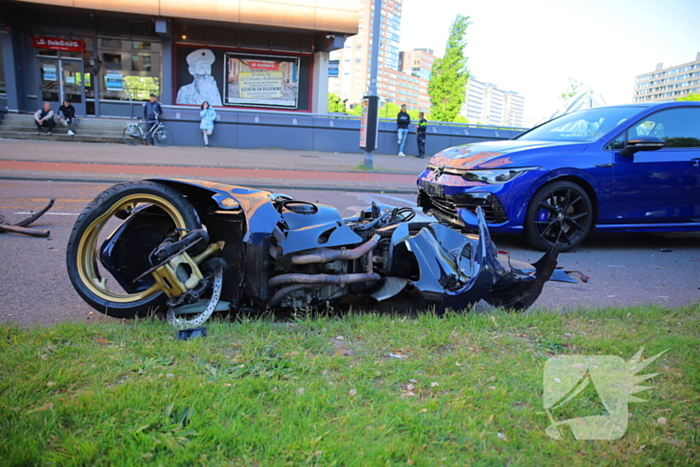 Motorrijder gewond bij botsing, automobilist mee naar bureau