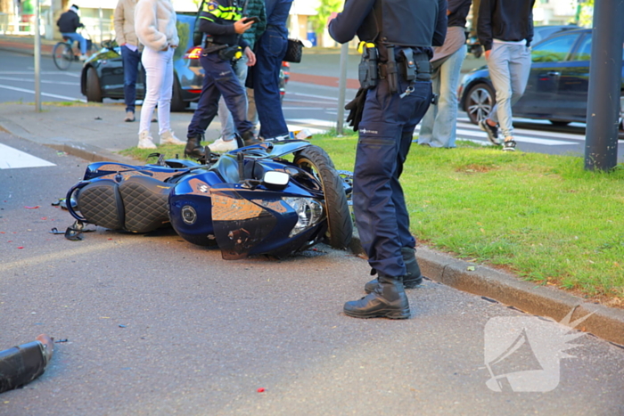 Motorrijder gewond bij botsing, automobilist mee naar bureau