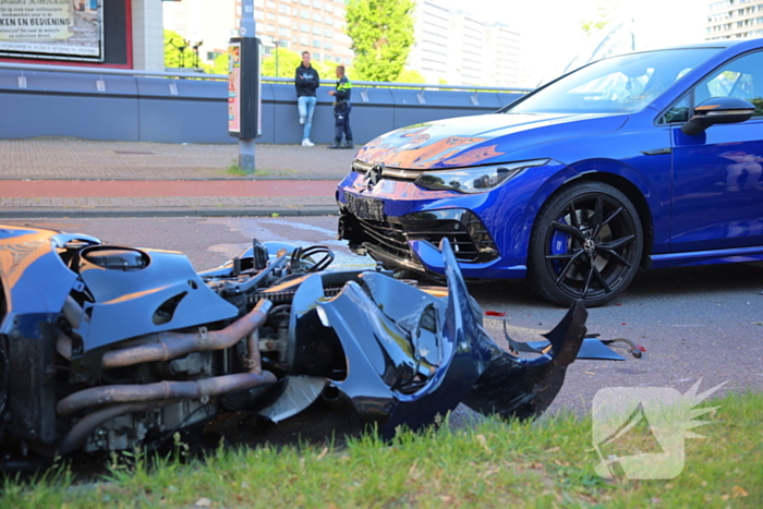 Motorrijder gewond bij botsing, automobilist mee naar bureau