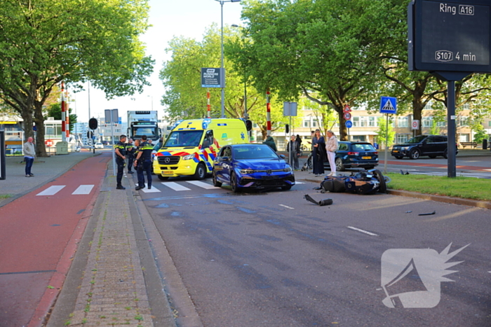 Motorrijder gewond bij botsing, automobilist mee naar bureau