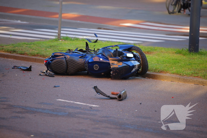 Motorrijder gewond bij botsing, automobilist mee naar bureau