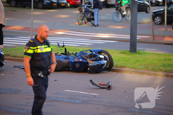 Motorrijder gewond bij botsing, automobilist mee naar bureau