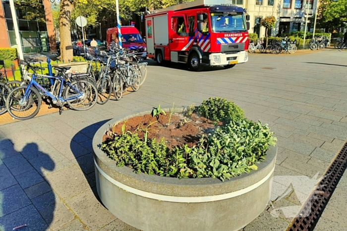 Brandweer ingezet vanwege smeulende bloembak