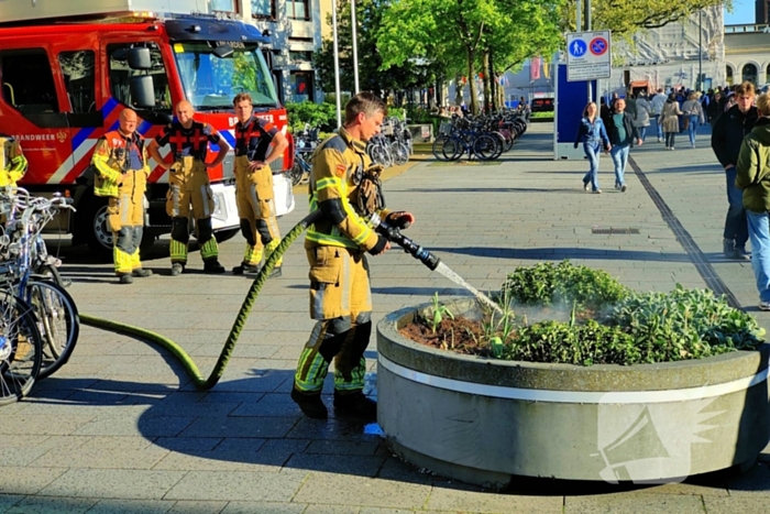Brandweer ingezet vanwege smeulende bloembak