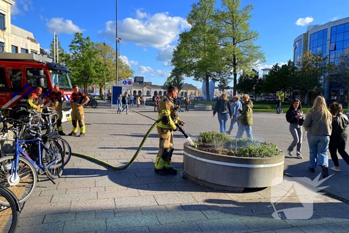 Brandweer ingezet vanwege smeulende bloembak