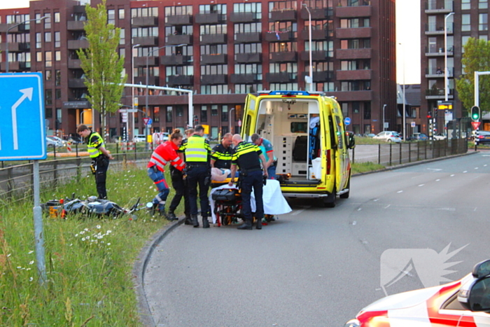 Motorrijder vliegt uit de bocht en raakt gewond