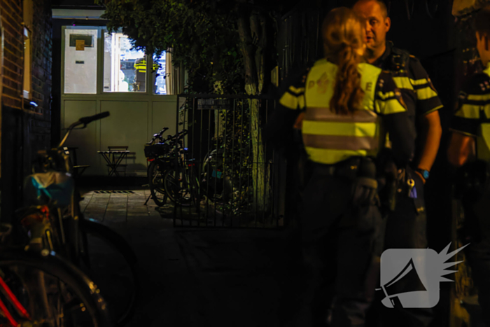 Arrestatieteam voert inval uit bij café