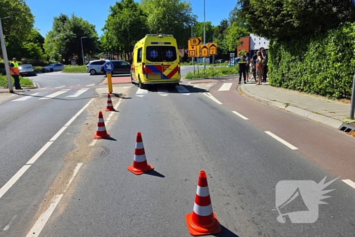 Wielrenner aangereden op rotonde , automobilist rijdt door