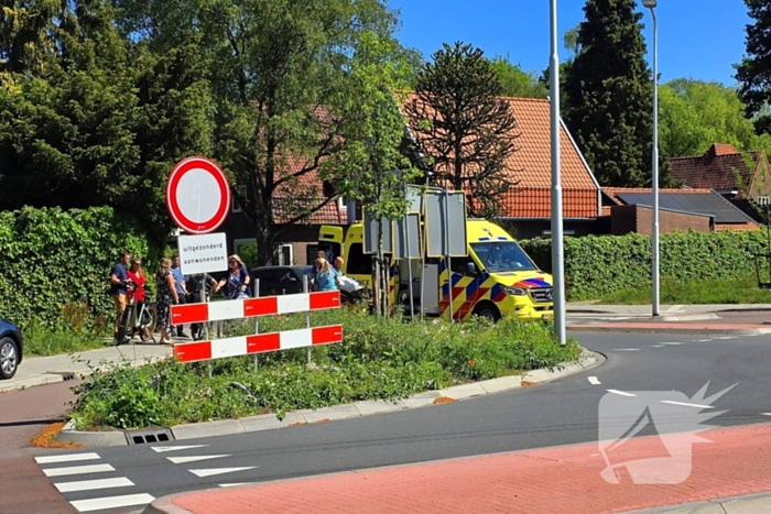 Wielrenner aangereden op rotonde , automobilist rijdt door