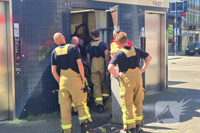 Vrouw opgesloten in openbaar toilet, brandweer bevrijdt haar