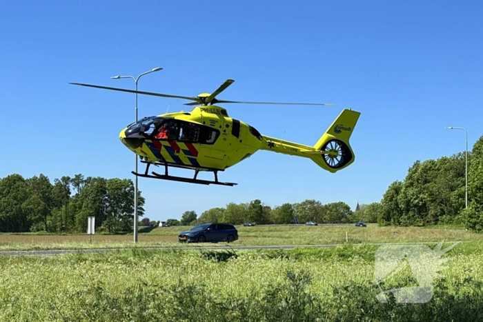 Motorrijder zwaargewond, inzittenden bevrijdt