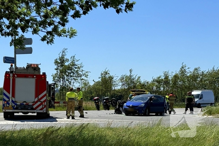 Motorrijder zwaargewond, inzittenden bevrijdt