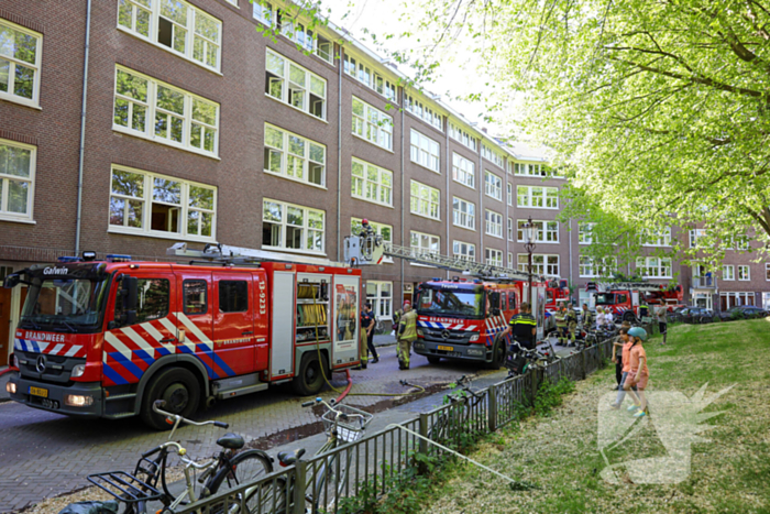 Grote brand in portiekwoning