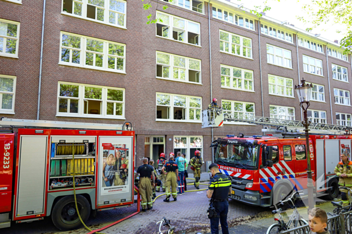 Grote brand in portiekwoning