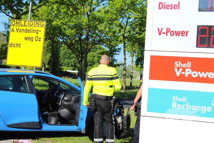 Ongeluk op rotonde leidt tot controle in ambulance