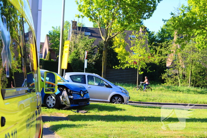 Ongeluk op rotonde leidt tot controle in ambulance