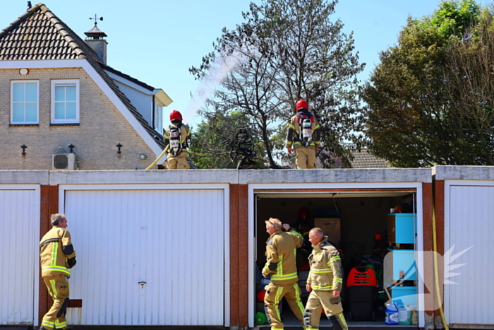 Brandweer blust schuurbrand