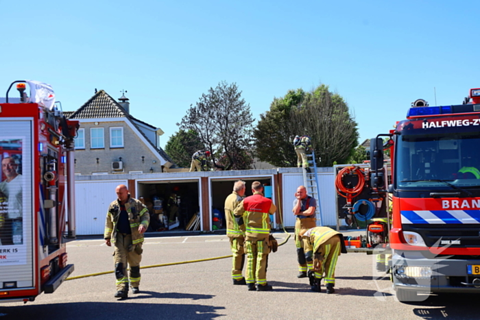 Brandweer blust schuurbrand