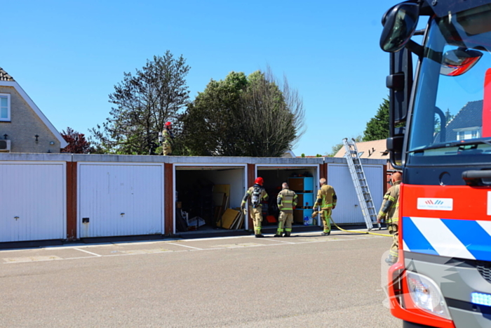 Brandweer blust schuurbrand