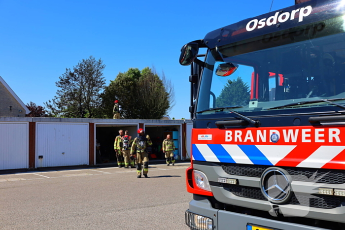 Brandweer blust schuurbrand