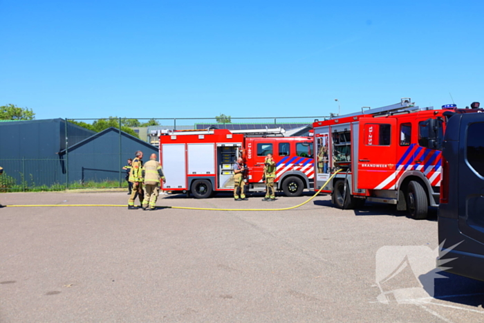 Brandweer blust schuurbrand