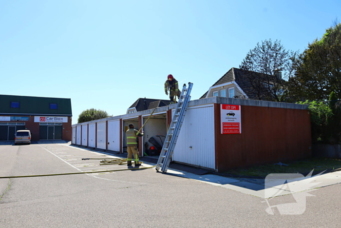 Brandweer blust schuurbrand