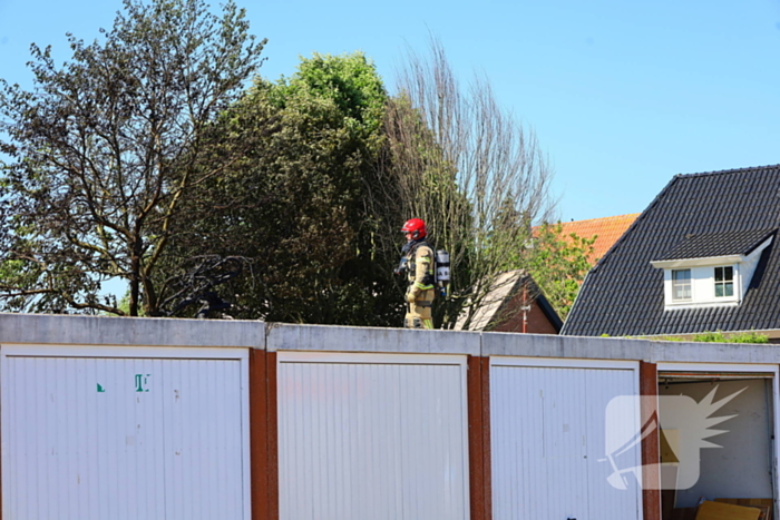 Brandweer blust schuurbrand