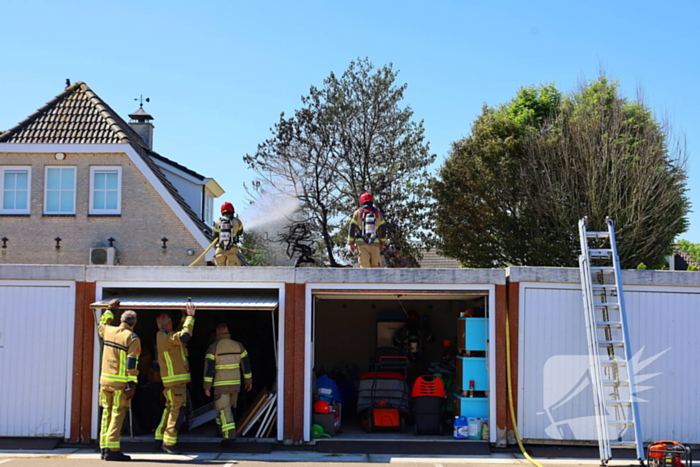 Brandweer blust schuurbrand