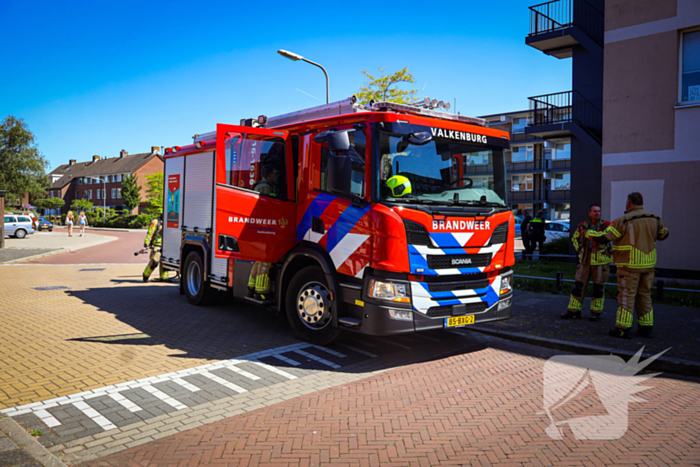 Buitenbrand zorgt voor brandlucht in woning