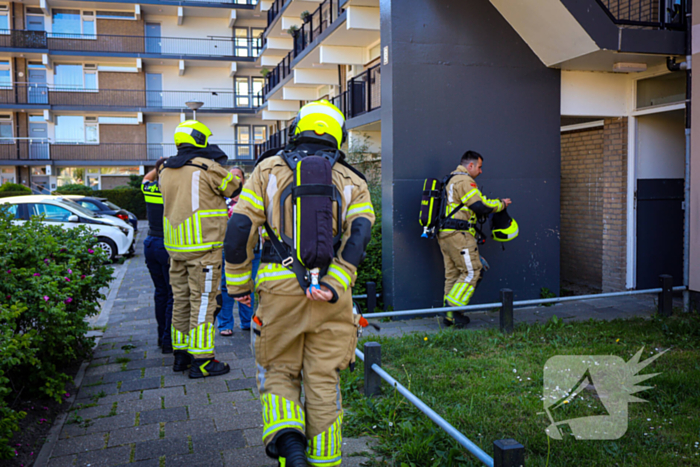Buitenbrand zorgt voor brandlucht in woning