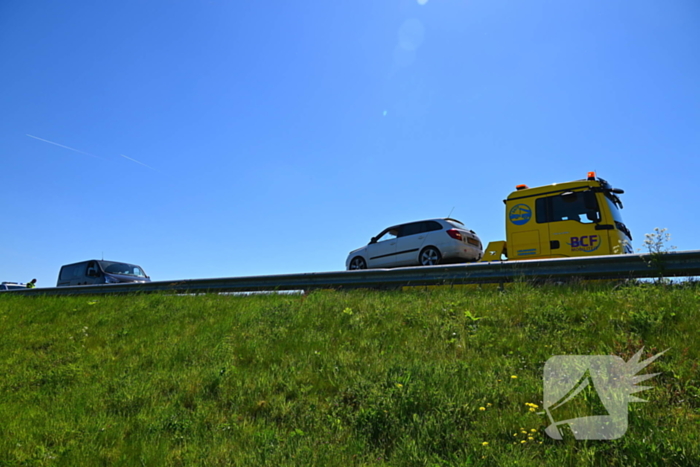 Kop-staartbotsing in staart file eerdere aanrijding