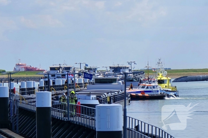 Schip maakt water, brandweer pompt ruim leeg