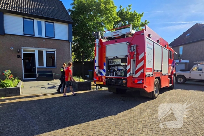 Schutting naast woning in brand