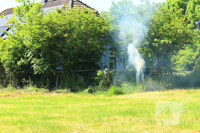 Brand in bosschage slaat over op gebouw