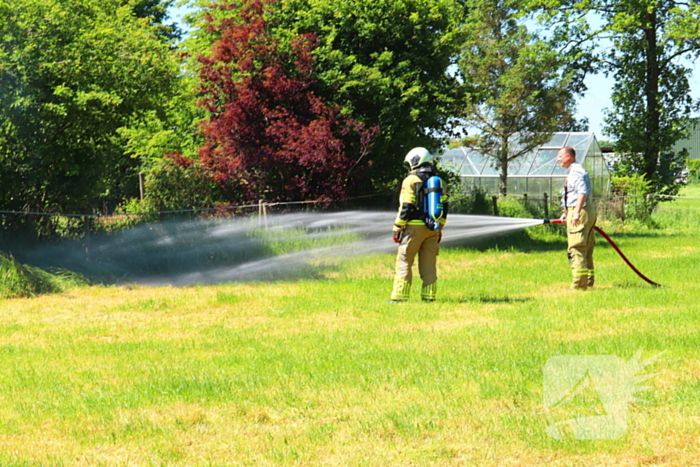 Brand in bosschage slaat over op gebouw