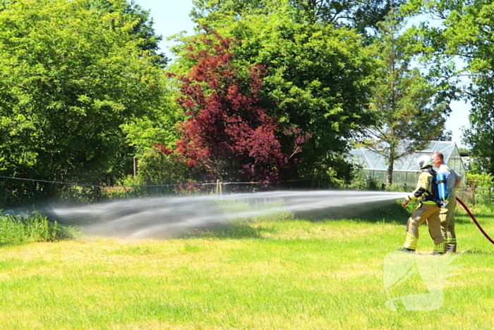 Brand in bosschage slaat over op gebouw