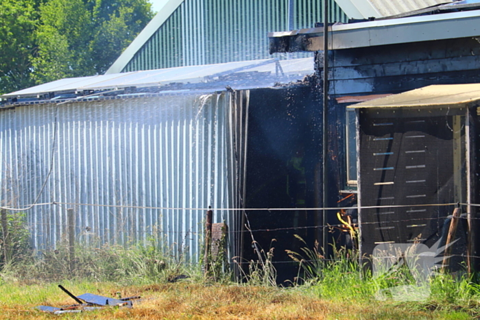 Brand in bosschage slaat over op gebouw