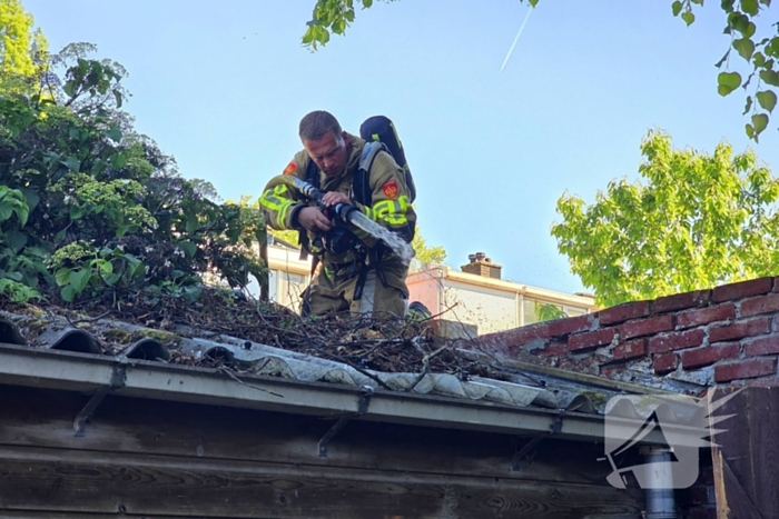 Brandweer blust brand in dak