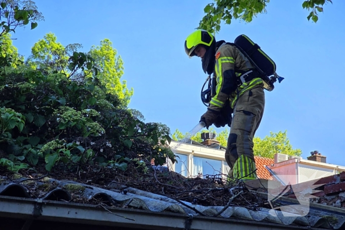 Brandweer blust brand in dak