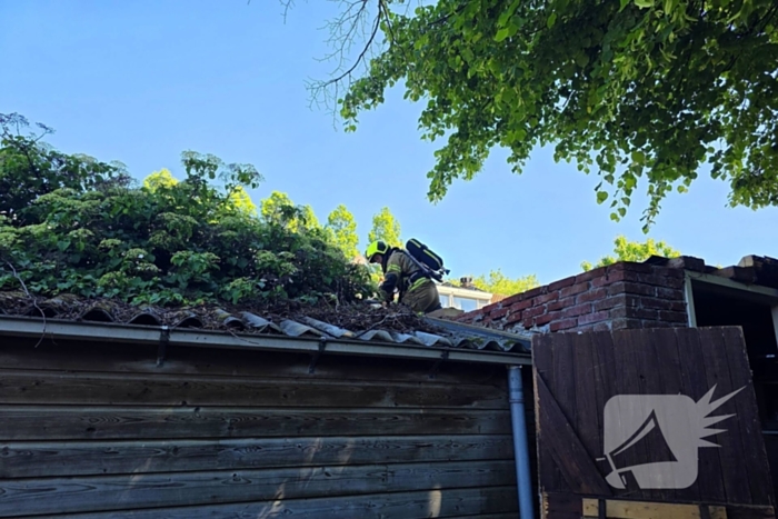 Brandweer blust brand in dak
